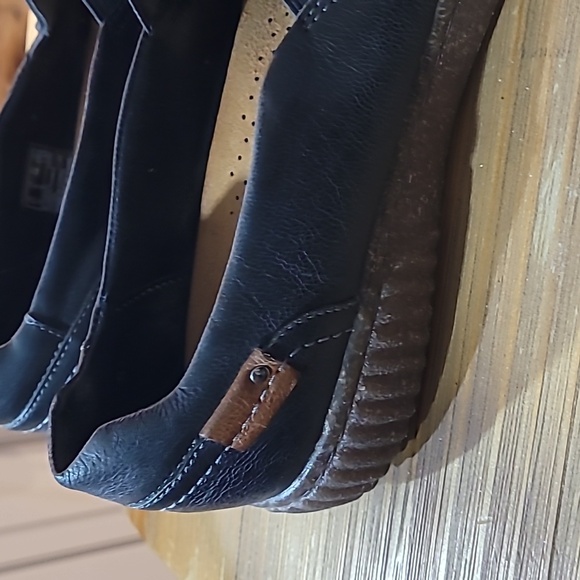 Comfy Clarks black moccasins - Picture 2 of 16